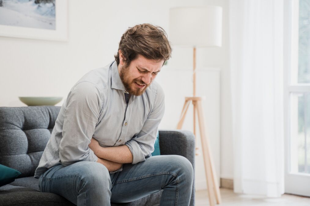 Ein Mann hat Symptome einer Prostatitis