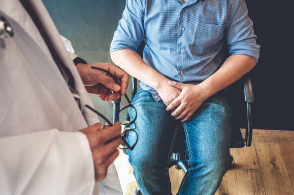 Ein Mann mit Symptomen einer Prostatitis bei einem Arzttermin
