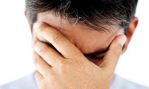 Ein Mann denkt über die Behandlung einer Prostatitis nach